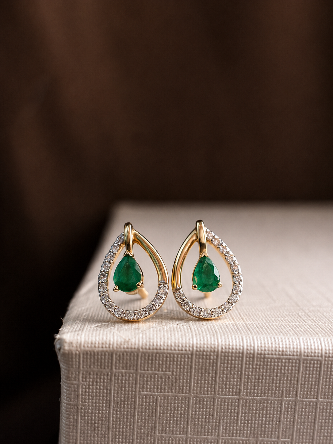Arete gota de esmeralda con diamantes naturales en oro 14k