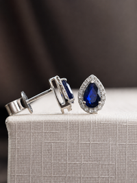 Arete gota de zafiro con halo de diamantes en oro 14k