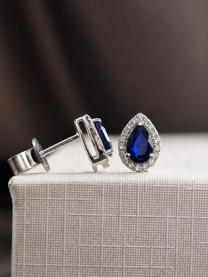 Arete gota de zafiro con halo de diamantes en oro 14k