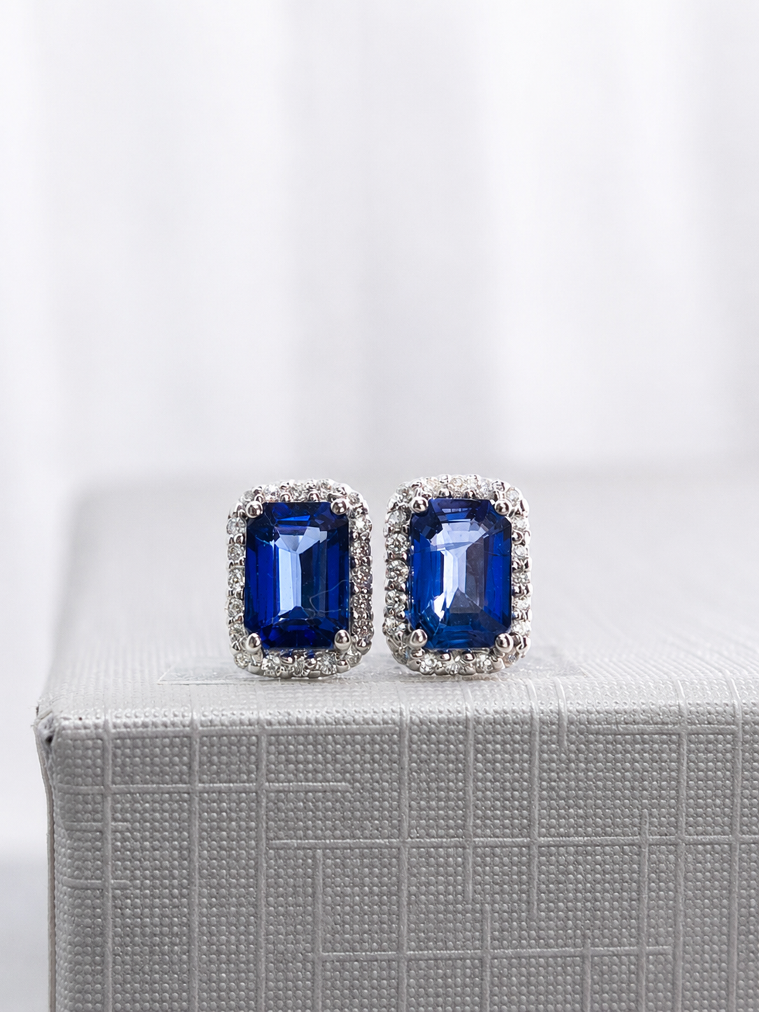 Arete de zafiro con halo de diamantes en oro blanco 14k