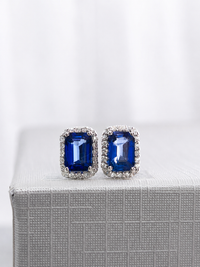 Arete de zafiro con halo de diamantes en oro blanco 14k
