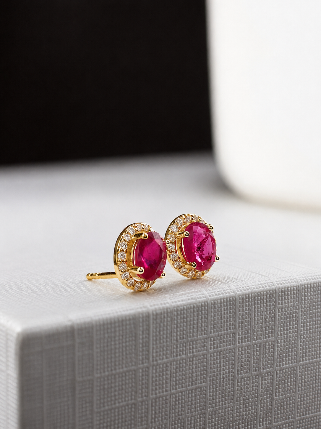 Arete oval de rubí con halo de diamantes en oro 14k