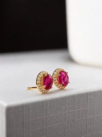 Arete oval de rubí con halo de diamantes en oro 14k