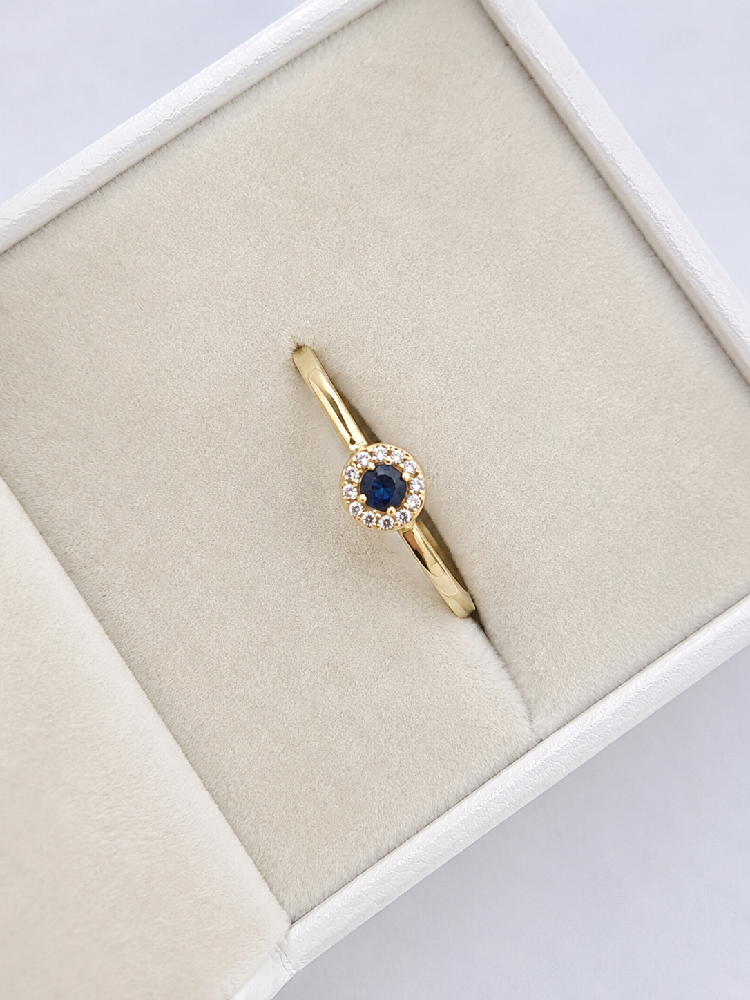 Anillo de zafiro con halo de diamantes en oro 14k