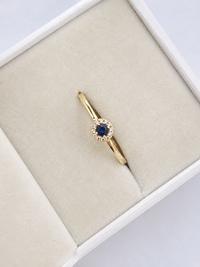 Anillo de zafiro con halo de diamantes en oro 14k