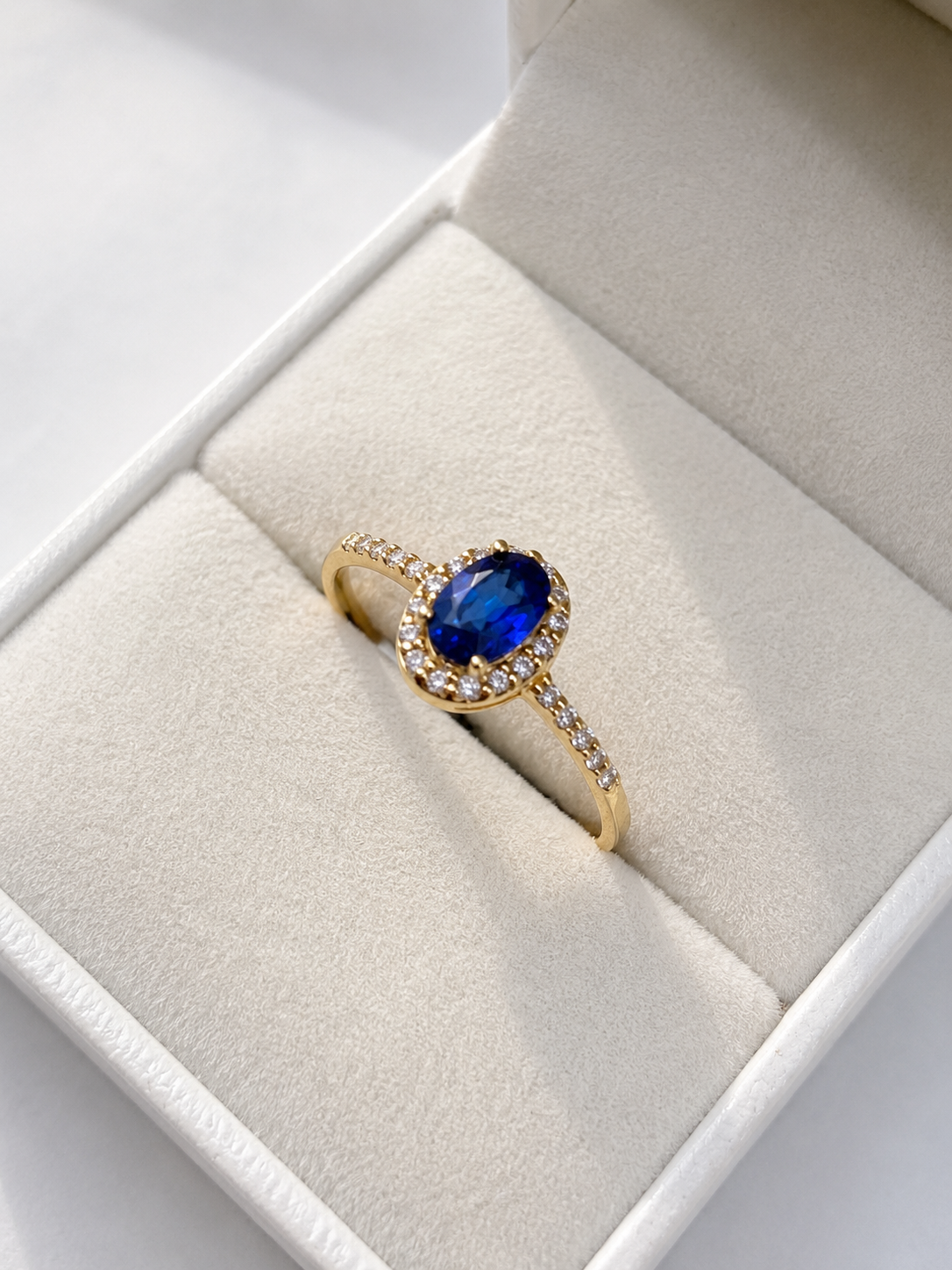 Anillo de zafiro oval con halo de diamantes en oro 14k