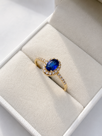 Anillo de zafiro oval con halo de diamantes en oro 14k