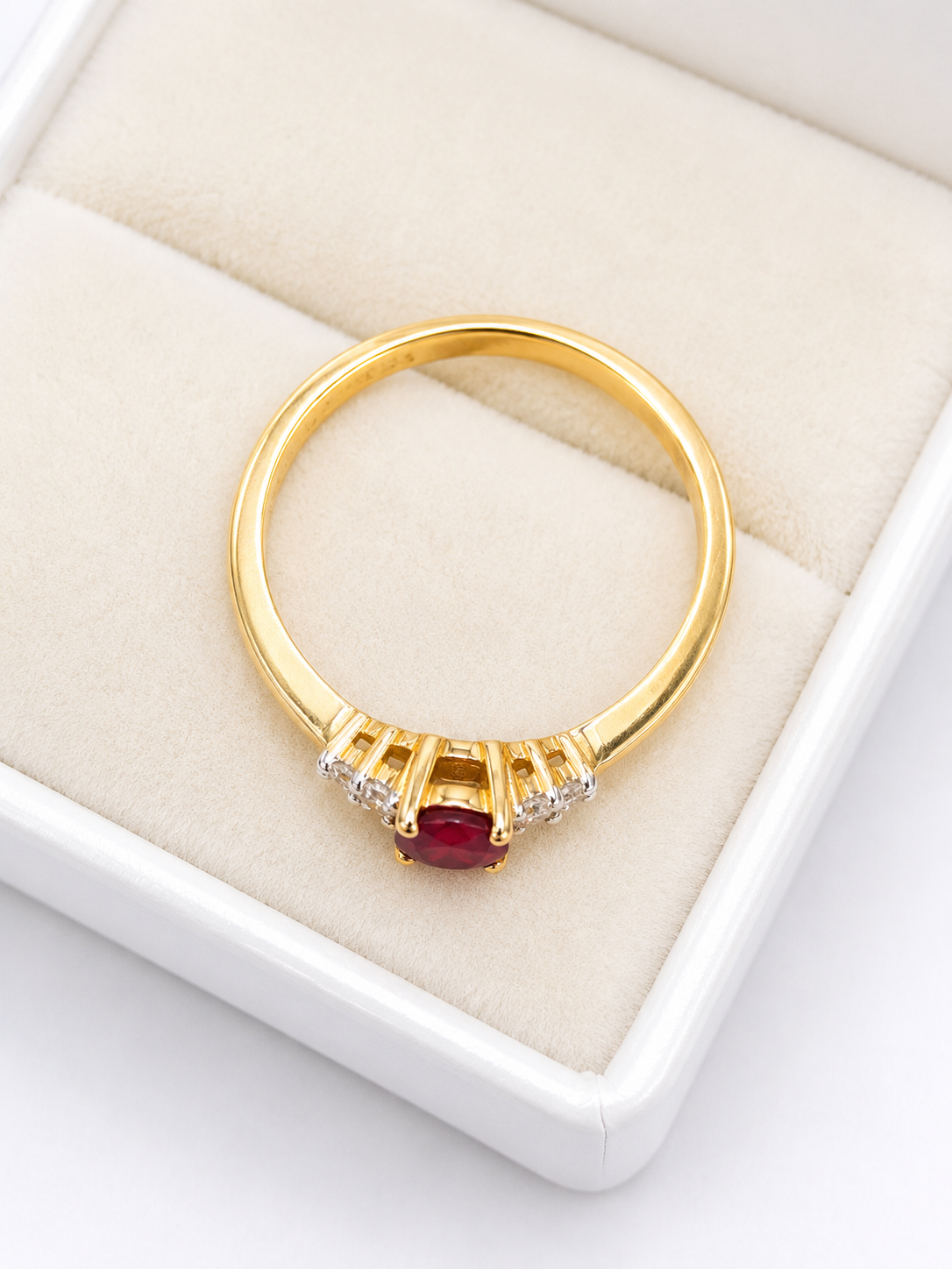 Anillo de rubi oval con diamantes en oro 14k