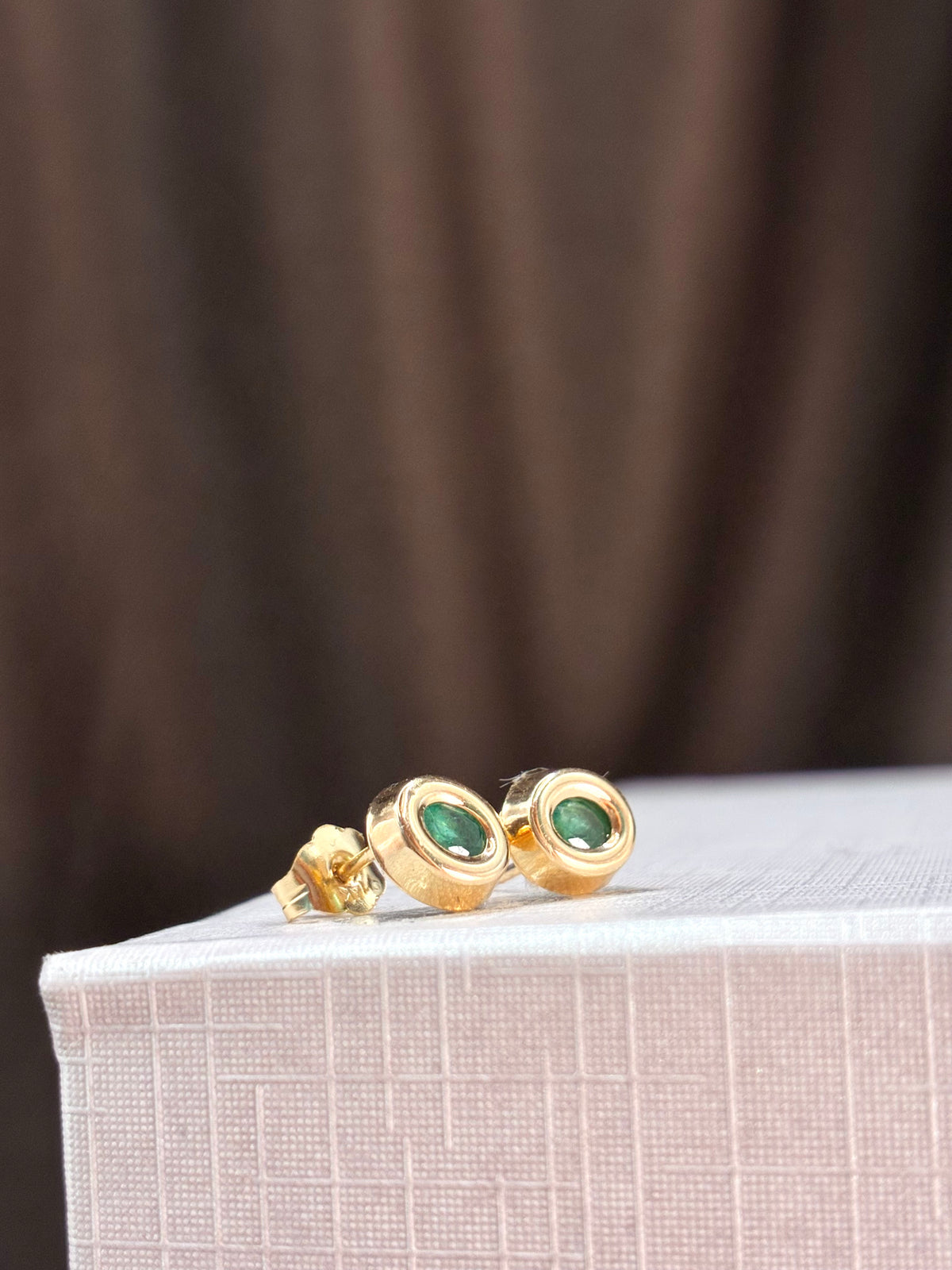 Arete biselado de esmeralda en oro 14k