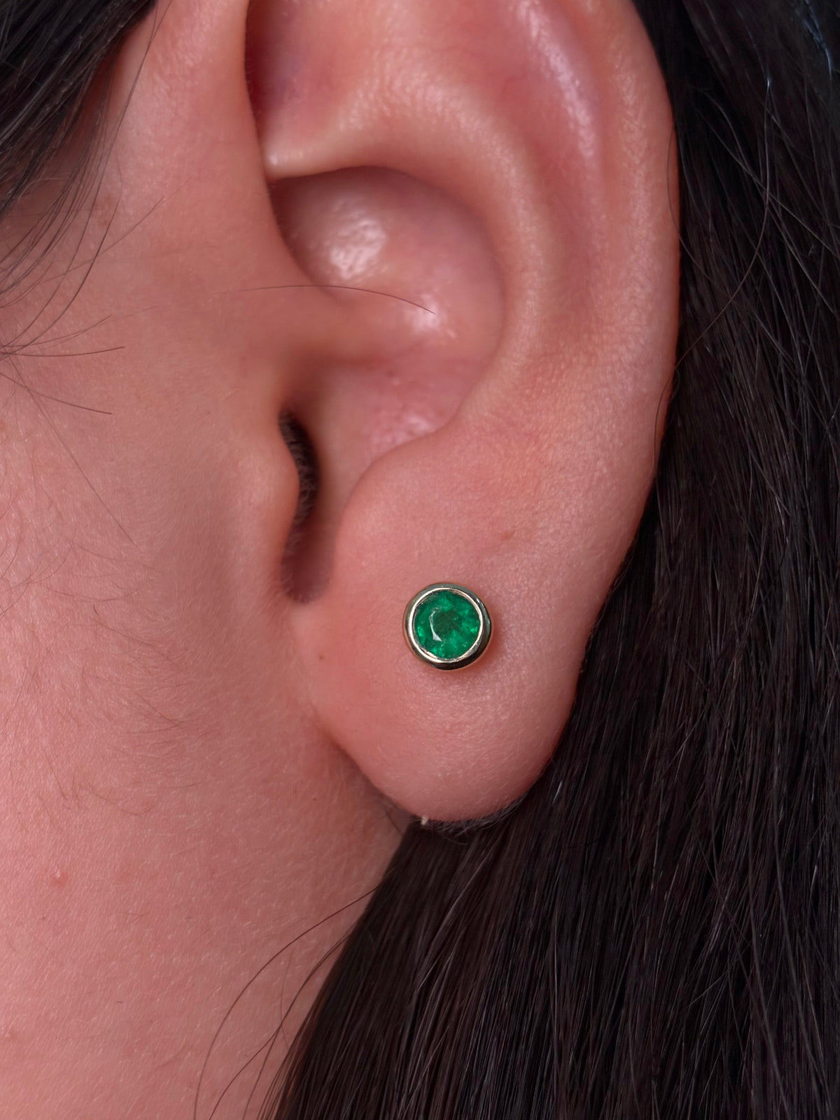 Arete biselado de esmeralda en oro 10k