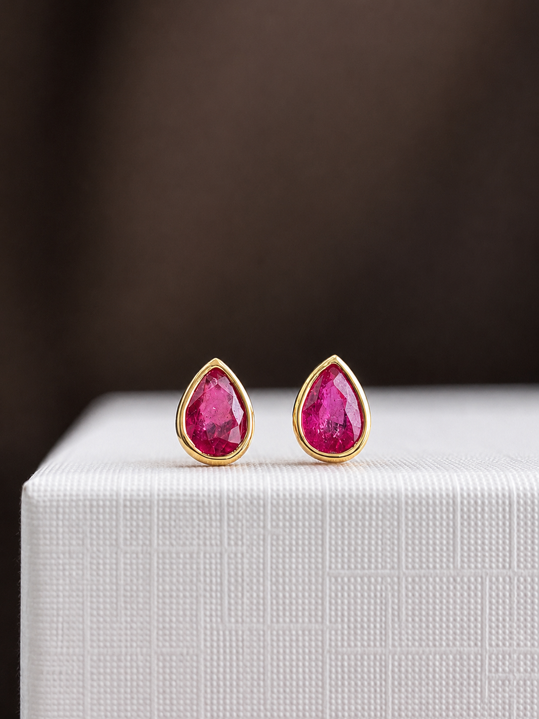 Arete gota  de rubí biselado en oro 14k