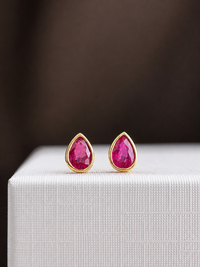 Arete gota  de rubí biselado en oro 14k