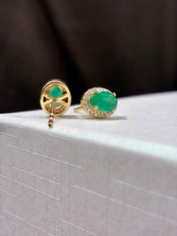 Arete oval de esmeralda con halo de diamantes naturales en oro 14k