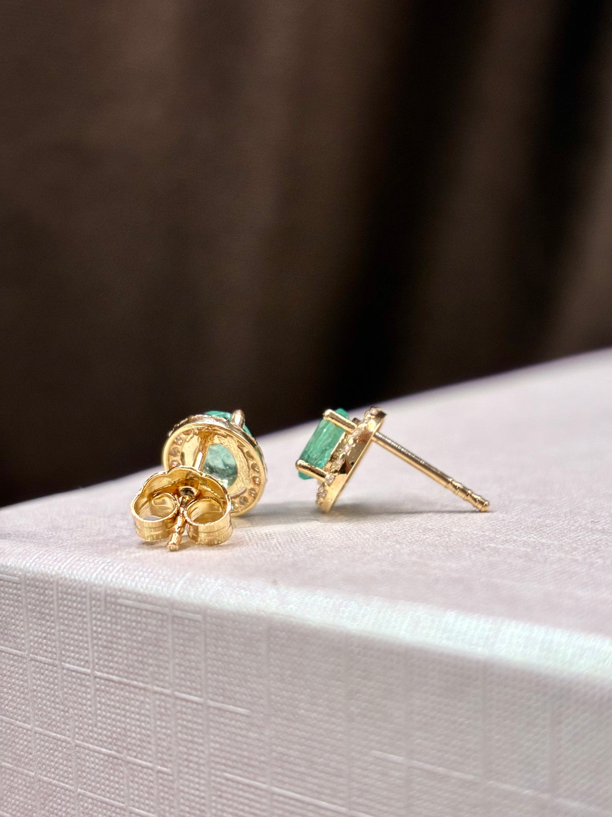 Arete de esmeralda con halo de diamantes oro 14k