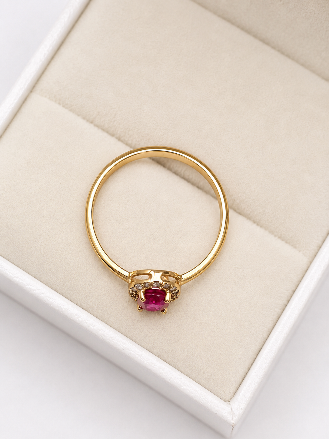 Anillo de rubi oval con halo de diamantes en oro 14k