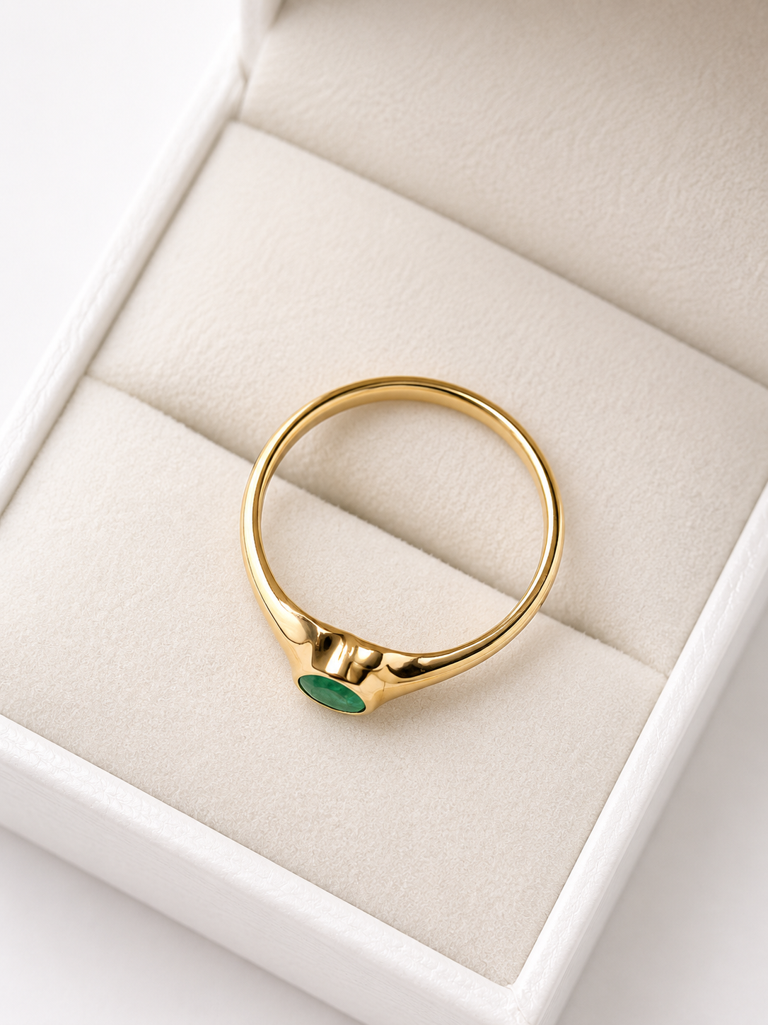Anillo gota de esmeralda biselada en oro 14k