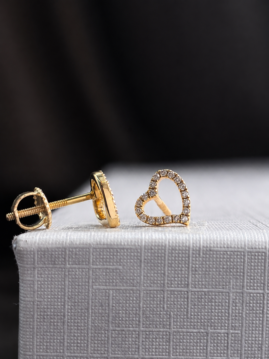 Arete corazón con diamantes naturales en oro 14k
