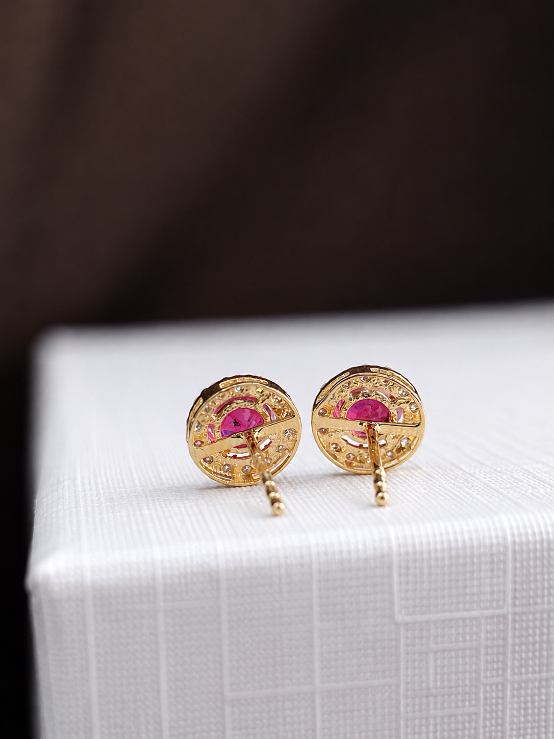 Arete de rubí con halo de diamantes en oro 14k