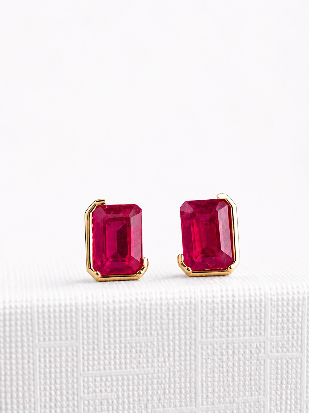 Arete de rubí medio biselado en oro 14k