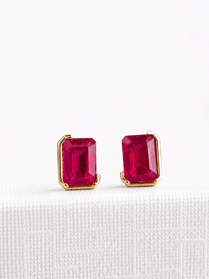 Arete de rubí medio biselado en oro 14k