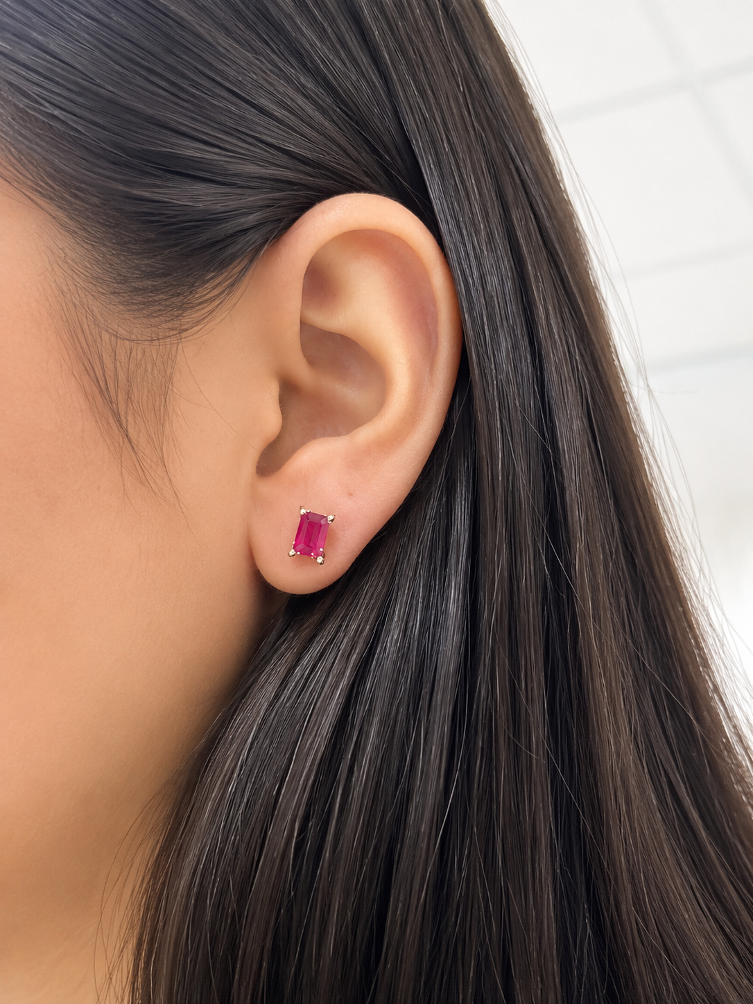 Arete rectangular de rubí con 4 mini diamantes en oro 14k