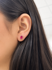 Arete rectangular de rubí con 4 mini diamantes en oro 14k