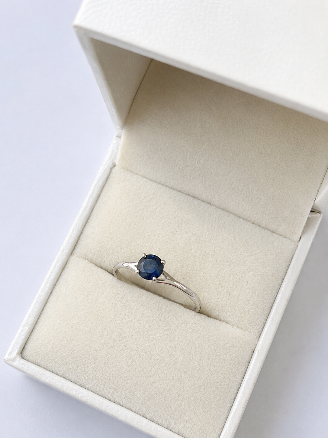 Anillo de zafiro brillante en oro blanco 14k