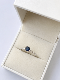 Anillo de zafiro brillante en oro blanco 14k