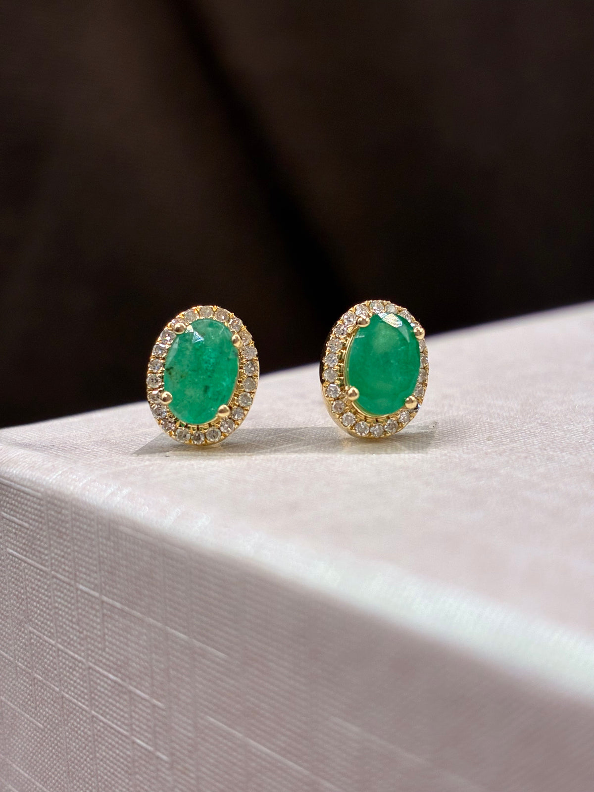 Arete oval de esmeralda con halo de diamantes naturales en oro 14k