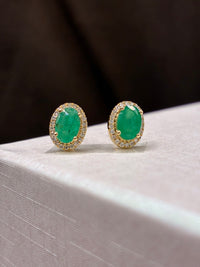 Arete oval de esmeralda con halo de diamantes naturales en oro 14k