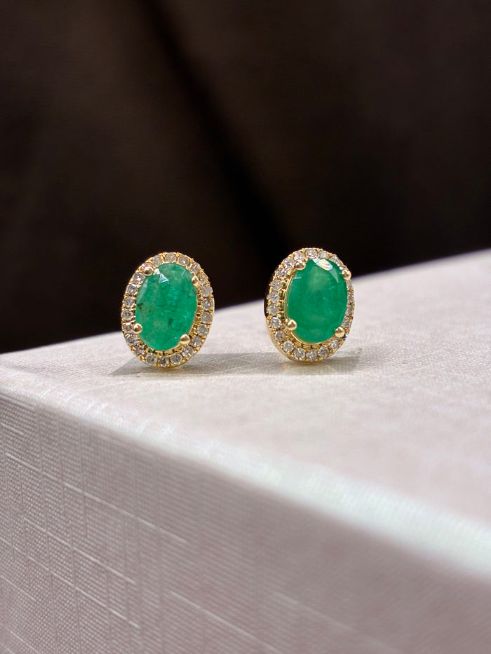 Arete oval de esmeralda con halo de diamantes naturales en oro 14k