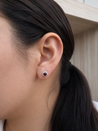 Arete de rubí con halo de diamantes en oro 14k