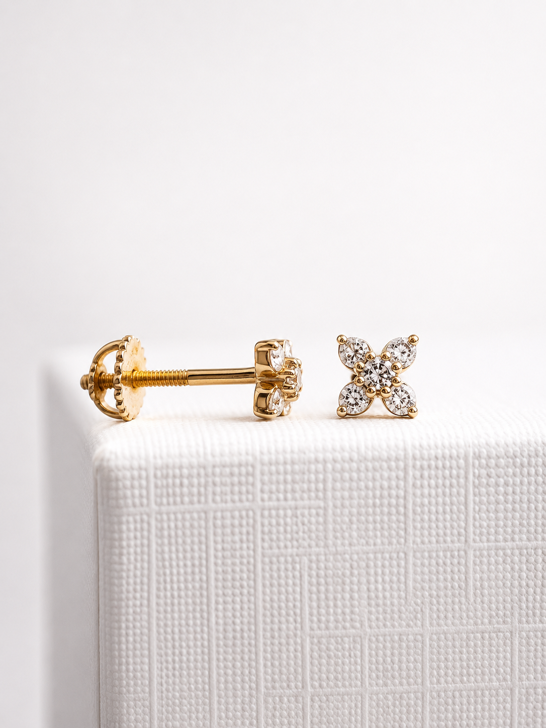 Aretes mini flor diamantes naturales en oro 10k