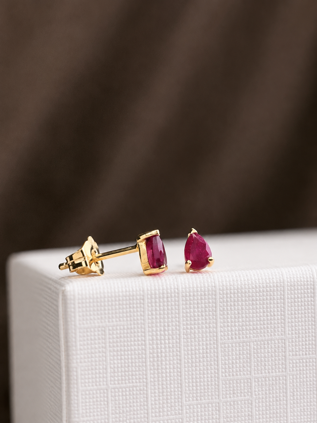 Arete mini gota de rubí en oro 14k