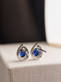 Arete gota de zafiro con halo de diamantes en oro 14k
