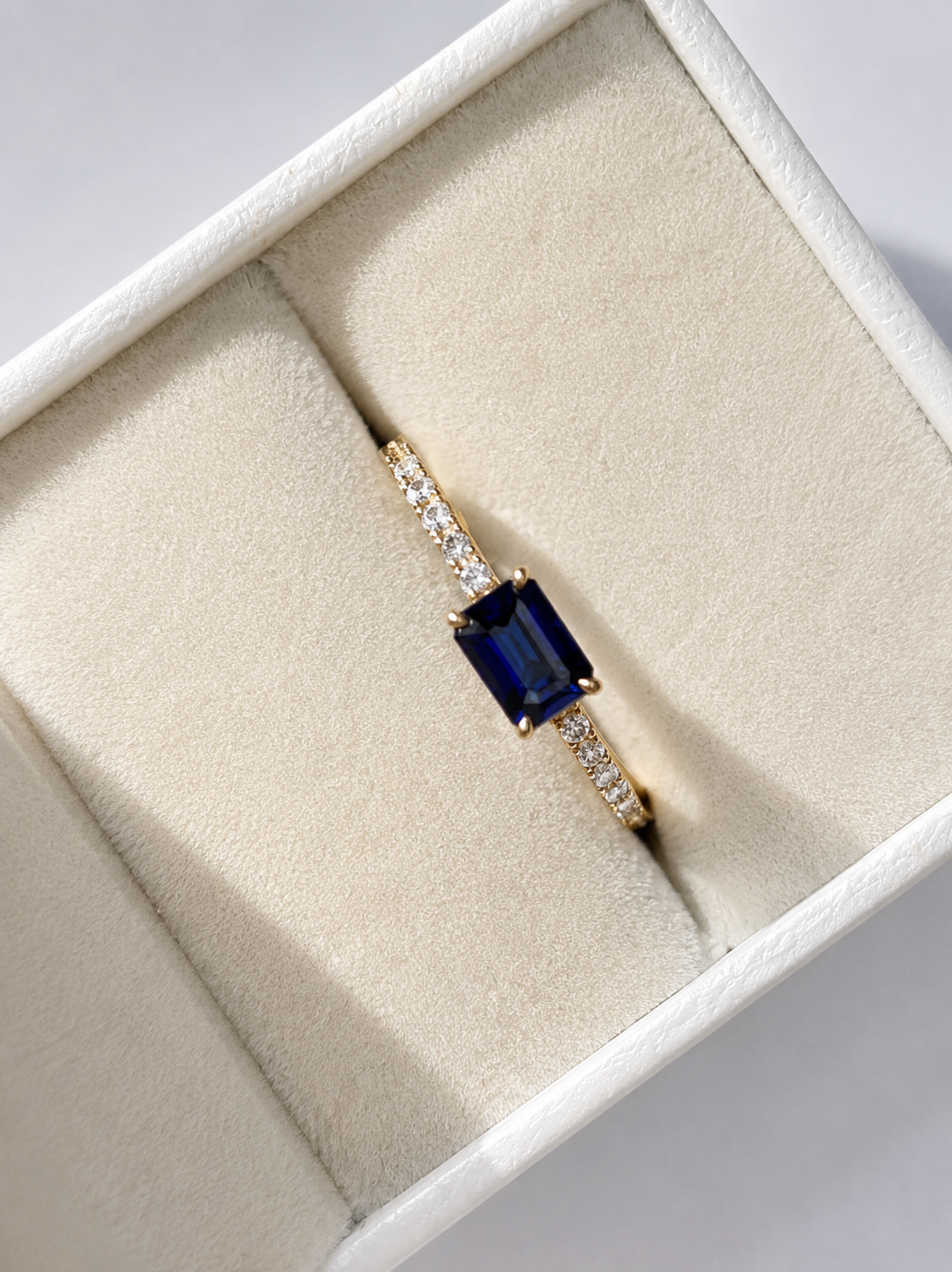 Anillo de zafiro con diamantes en oro 14k