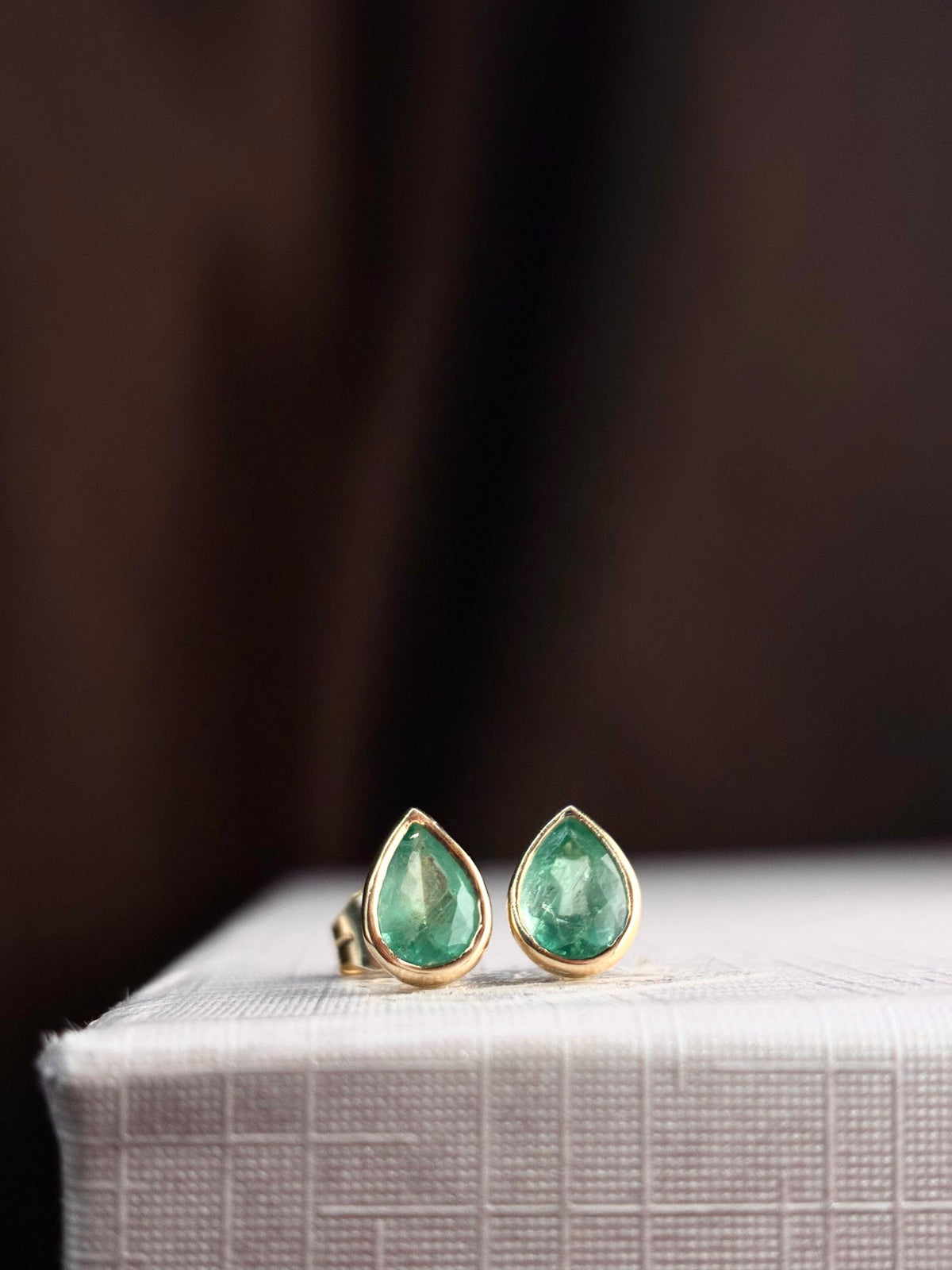 Arete esmeralda gota biselado oro 14k