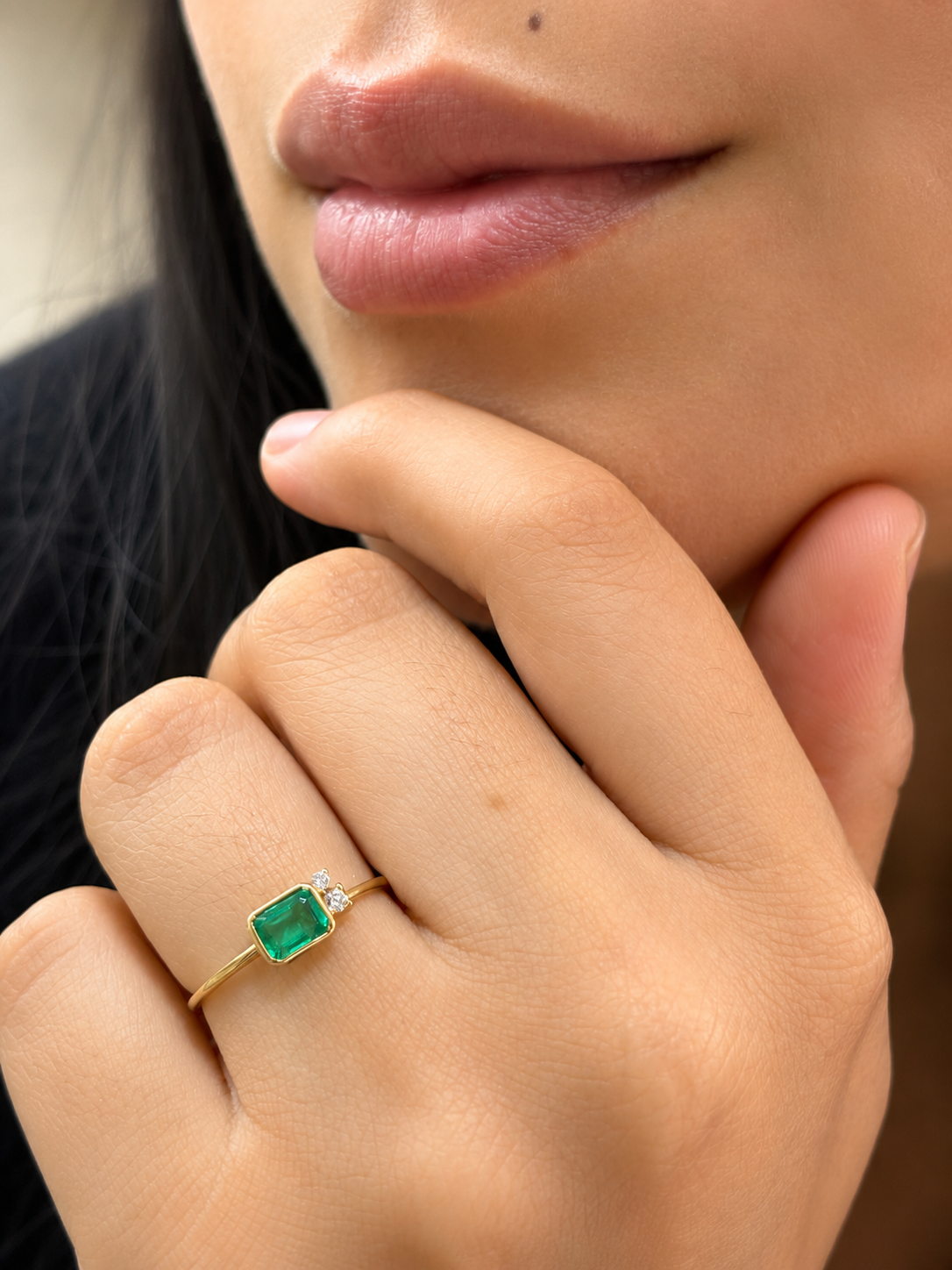 Anillo de esmeralda con 2 mini diamantes en oro 14k