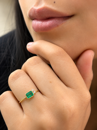 Anillo de esmeralda con 2 mini diamantes en oro 14k