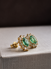 Arete de esmeralda con halo de diamantes en oro 14k
