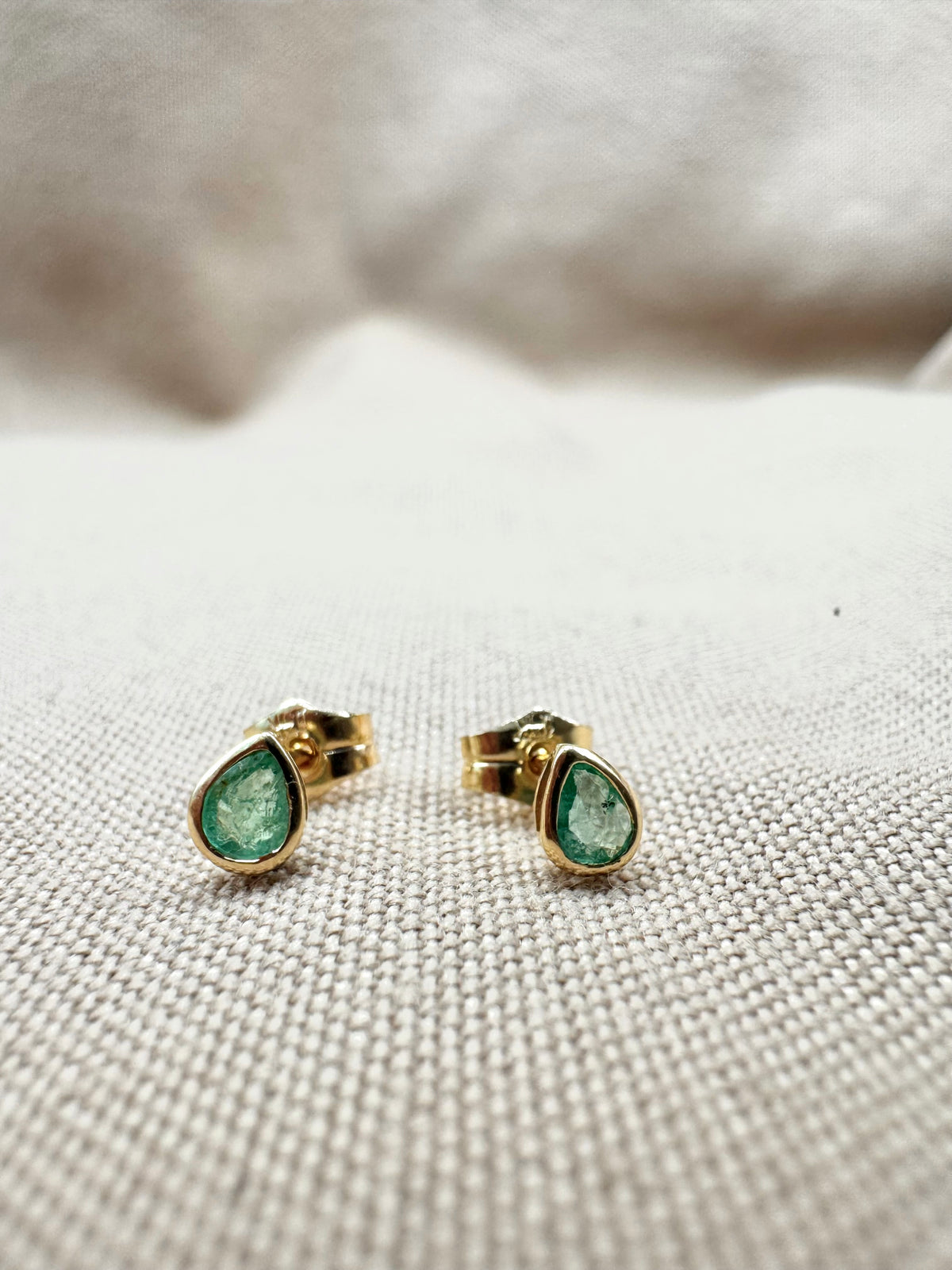 Arete gota de esmeralda