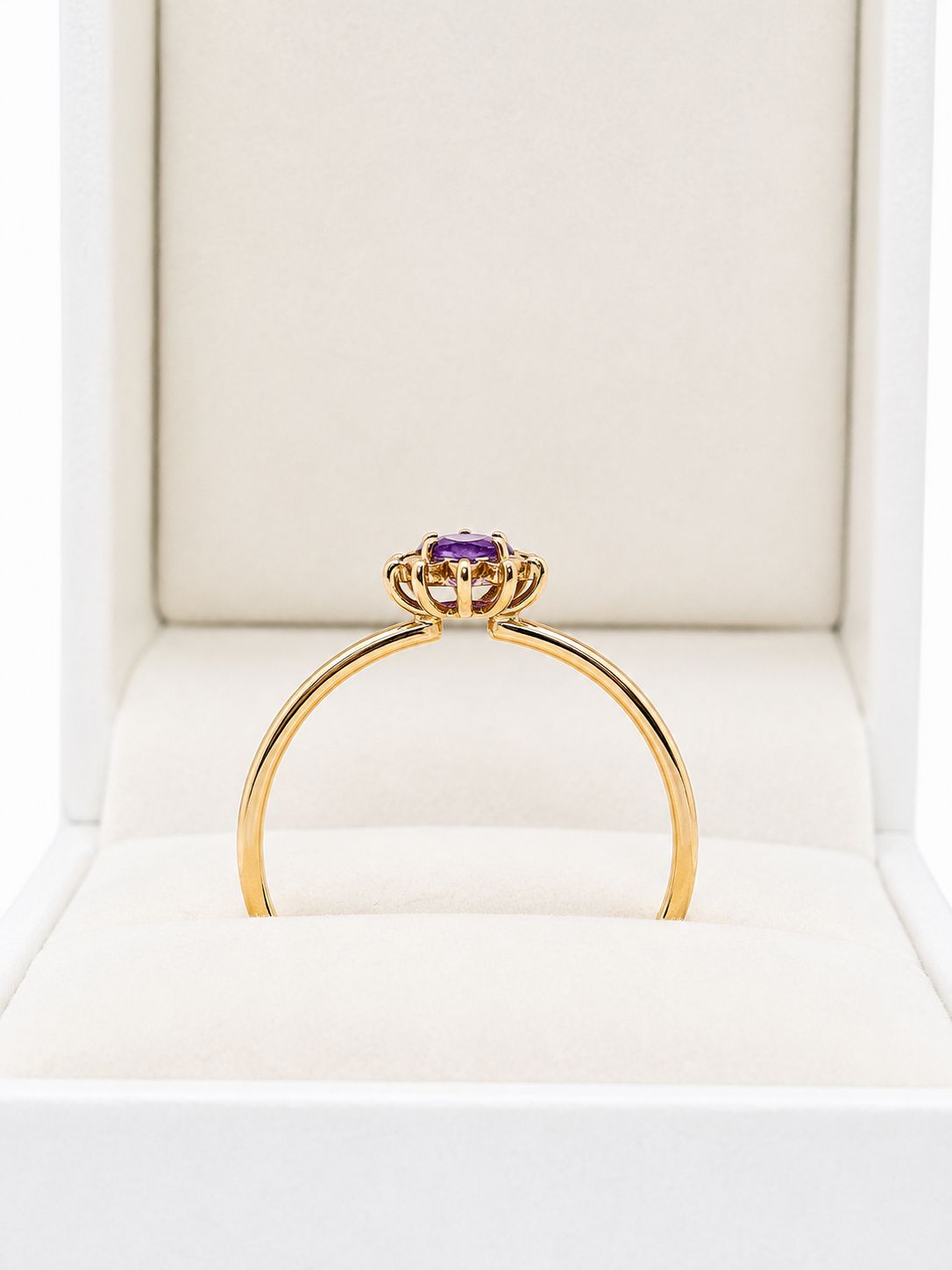 Anillo de amatista oval con halo de diamantes en oro 14k