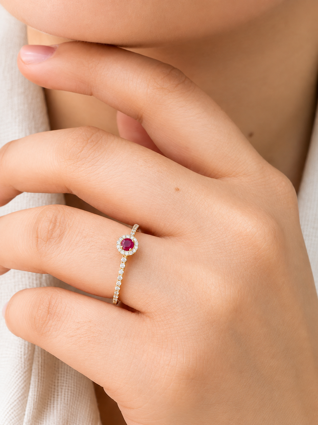 Anillo de mini rubi con halo de diamantes en oro 14k
