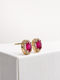 Arete oval de rubí con halo de diamantes en oro 14k