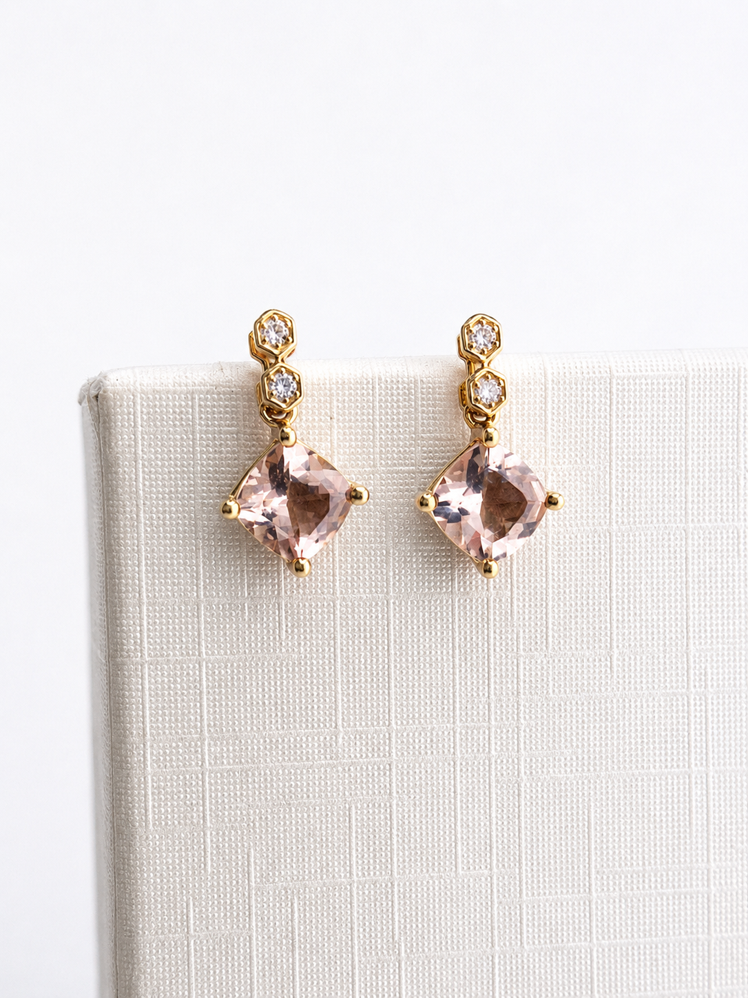 Arete de Morganita y 2 diamantes en oro 10k