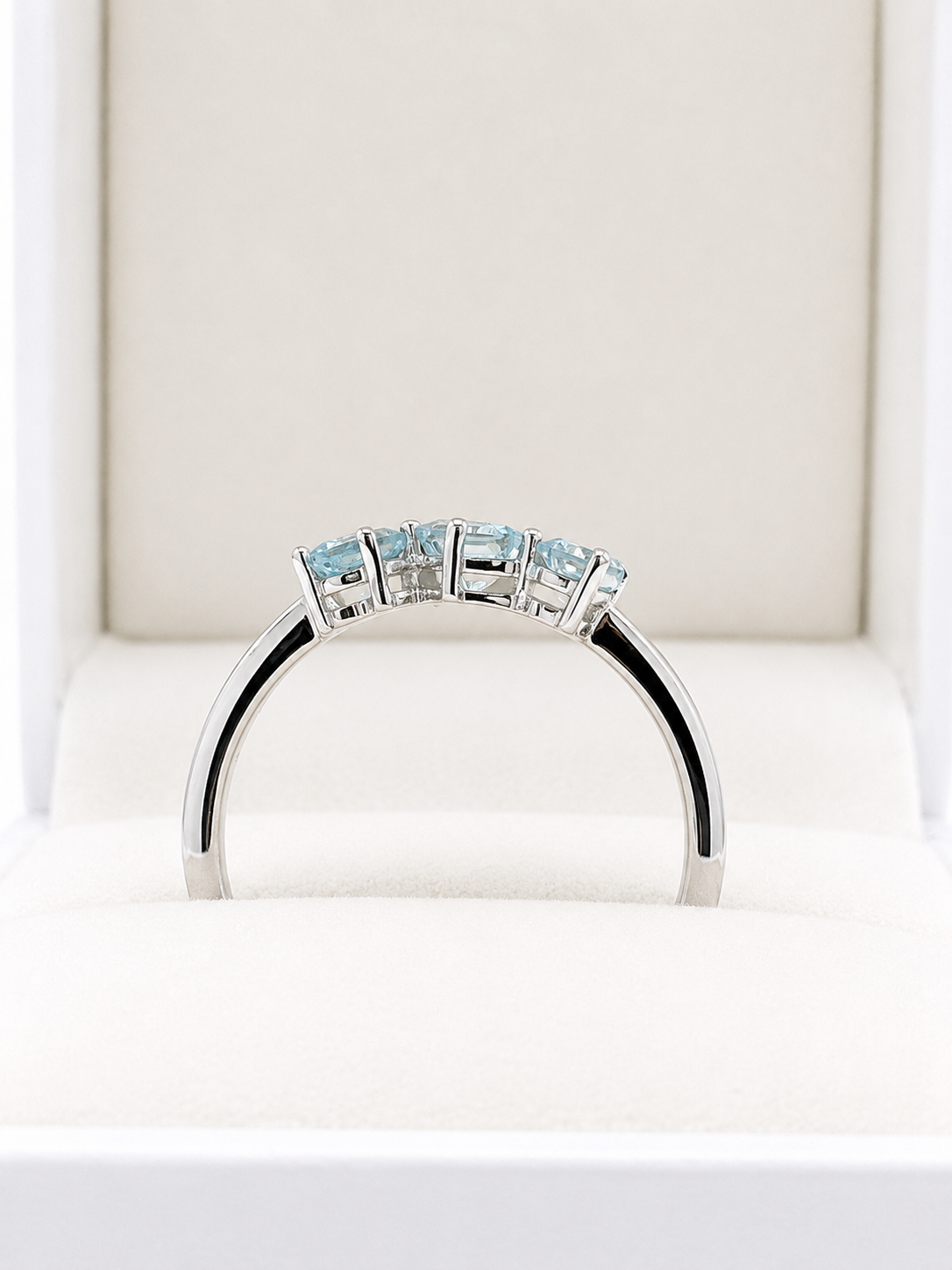 Anillo 3 aguamarina en oro blanco 14k
