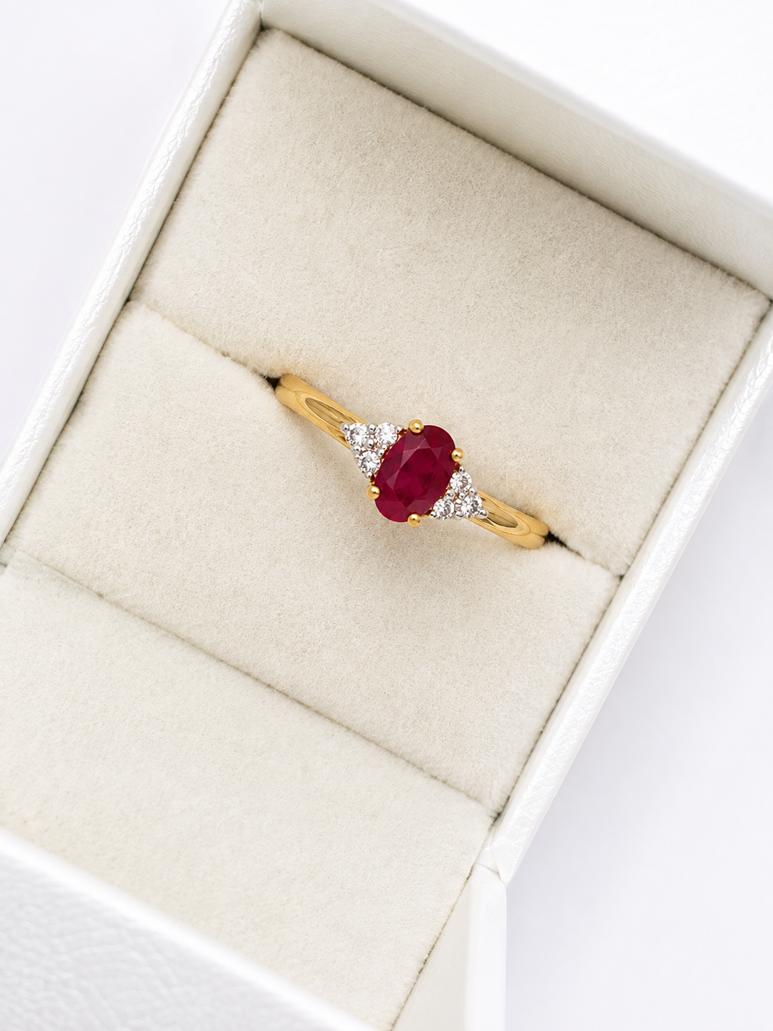 Anillo de rubi oval con diamantes en oro 14k