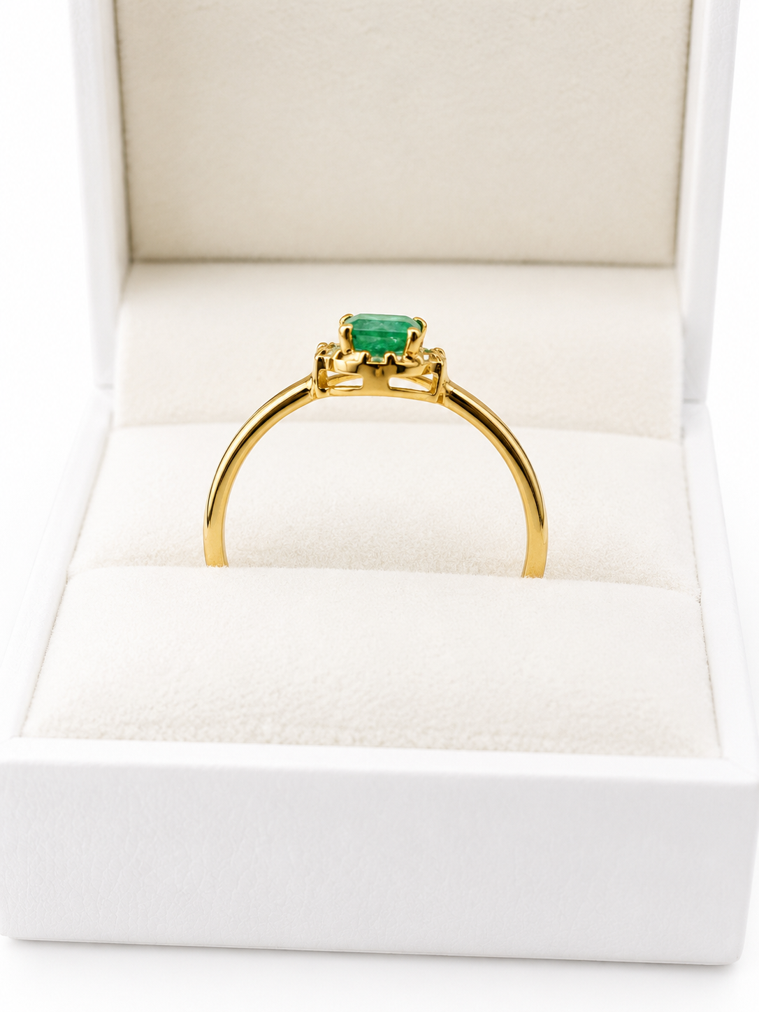 Anillo de esmeralda con halo de diamantes naturales en oro 14k