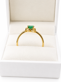 Anillo de esmeralda con halo de diamantes naturales en oro 14k