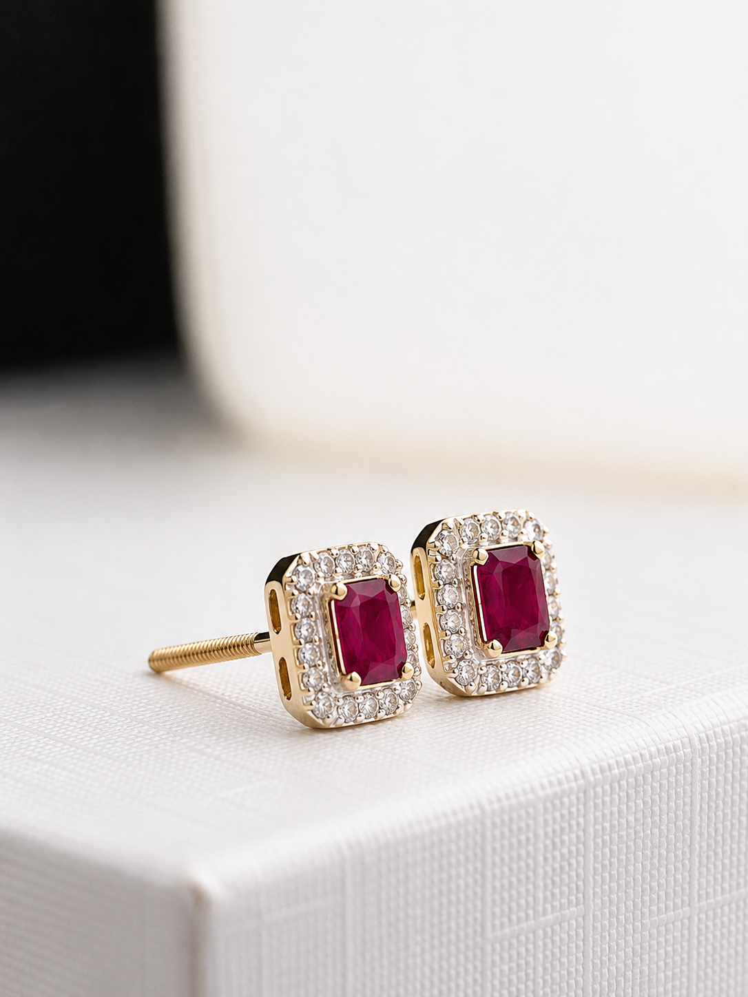 Arete rectangular rubí con halo de diamantes en oro 14k